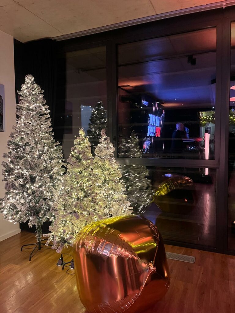 Comment Choisir le Thème de Votre Soirée Noël Entreprise