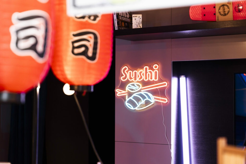 Scénographie sur mesure décoration neon sushis